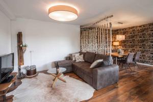 a living room with a couch and a table at Ferienwohnung Rhön (Er) Leben in Sondheim