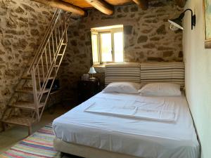 Postel nebo postele na pokoji v ubytování Messinian Stone House