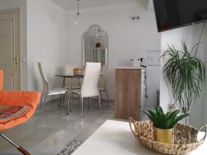 cocina y comedor con mesa y sillas en Apartamento Miramar, en Málaga