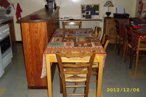 einen Tisch in einer Küche mit einem Tischtuch drauf in der Unterkunft Chalet "Sous l'saix" in Morzine