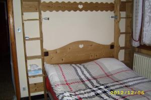 ein Schlafzimmer mit einem Etagenbett mit einer Leiter in der Unterkunft Chalet "Sous l'saix" in Morzine