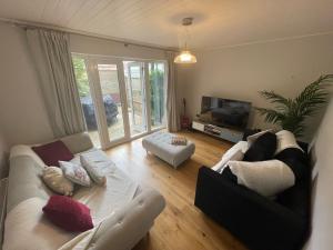 salon z kanapą i telewizorem w obiekcie Entire seaside Luxury home with on site parking! w Poole