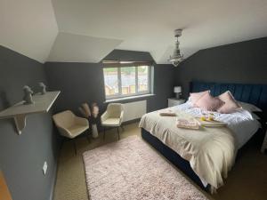 sypialnia z łóżkiem, stołem i krzesłami w obiekcie Entire seaside Luxury home with on site parking! w Poole