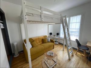 uma sala de estar com um sofá e uma cama alta em ATLANTIS em Saint-Nazaire