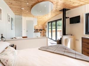 um quarto com uma cama grande e uma cozinha em Low Longlands em Cartmel