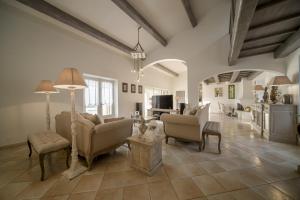 Μια τηλεόραση ή/και κέντρο ψυχαγωγίας στο La maison de Inna