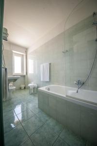 ロッサーノにあるHotel Muranoの広いバスルーム(バスタブ、シャワー付)