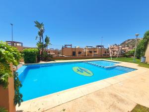 een groot blauw zwembad bovenop een gebouw bij Apartamento con Aire Acondicionado, Wifi y Parking - by Aloha Palma in Águilas