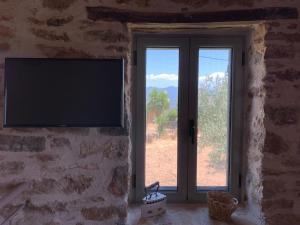 TV a/nebo společenská místnost v ubytování Messinian Stone House