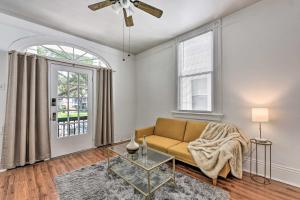 un soggiorno con divano e finestra di Historical NOLA Home about 3 Mi to French Quarter a New Orleans
