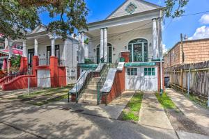 una casa bianca con una recinzione rossa davanti di Historical NOLA Home about 3 Mi to French Quarter a New Orleans