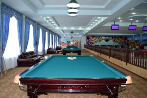 Biliardový stôl v ubytovaní Bahoriston Hotel