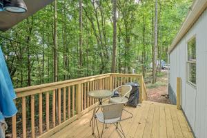 - une terrasse en bois avec 2 chaises et une table dans l'établissement Lovely Gainesville Retreat Near Lake Lanier, à Gainesville