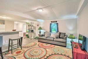 ein Wohnzimmer mit einem Sofa und einem Tisch in der Unterkunft Lovely Gainesville Retreat Near Lake Lanier in Gainesville