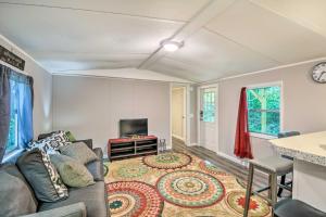 ein Wohnzimmer mit einem Sofa und einem TV in der Unterkunft Lovely Gainesville Retreat Near Lake Lanier in Gainesville