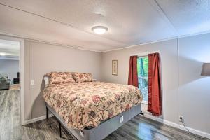 - une petite chambre avec un lit et une fenêtre dans l'établissement Lovely Gainesville Retreat Near Lake Lanier, à Gainesville