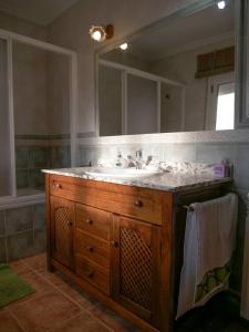 y baño con lavabo y espejo. en LA CASA DE ROSA, en Teruel