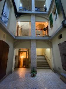 Habitación con vistas a un edificio con escaleras y balcón. en Le tre scimmiette, en Lanciano