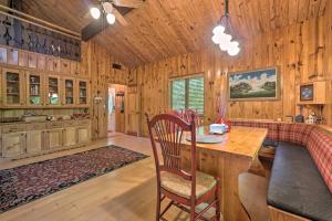 Η κουζίνα ή μικρή κουζίνα στο Serene Sky Valley Family Chalet with Fireplace