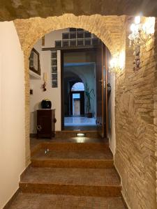 un arco che conduce a un corridoio in una casa di Le tre scimmiette a Lanciano