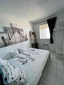 - une chambre avec un lit et une fenêtre dans l'établissement Bleu du Sud, au Cap d'Agde