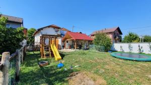 Ο χώρος παιχνιδιού για παιδιά στο River Una apartment In Awesome Wonder - terrace with riverview