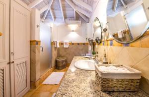 Koupelna v ubytování Four Bedrooms Pool Luxury Villa