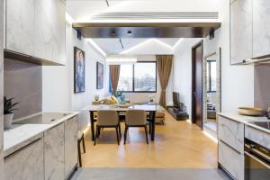 a kitchen and dining room with a table and chairs at Ravissant loft avec vue sur Seine in Courbevoie