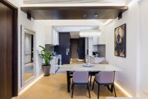 - une cuisine et une salle à manger avec une table et des chaises dans l'établissement Ravissant loft avec vue sur Seine, à Courbevoie