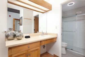 ein Badezimmer mit Waschbecken und Toilette in der Unterkunft Eolus 526 in Durango Mountain Resort + 14 Fotos