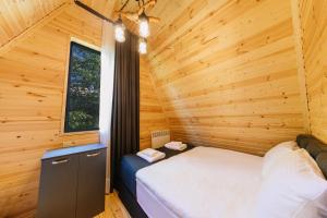 1 dormitorio con 1 cama en una cabaña de madera en WinterFell Mestia en Mestia