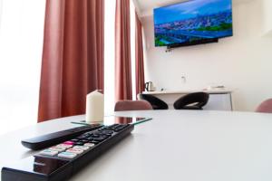un telecomando seduto su un tavolo con televisore di Gajeva Rooms SELF CHECK-IN a Virovitica
