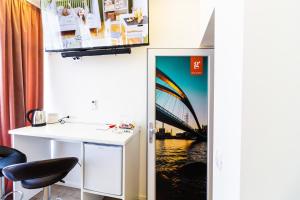 een kamer met een bureau en uitzicht op een brug bij Gajeva Rooms SELF CHECK-IN in Virovitica