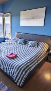 Una cama con dos almohadas encima. en Cabañas Barlovento en San Carlos de Bariloche