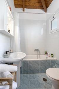 蒂錫利維的住宿－Casa Callianeira Residence，白色的浴室设有浴缸和水槽。