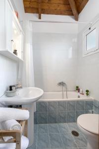 une salle de bain blanche avec une baignoire et un lavabo dans l'établissement Casa Callianeira Residence, à Tsilivi 27 autres photos