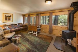 Χώρος καθιστικού στο Nellie May Cabin on Vallecito Lake