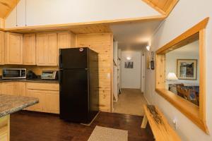 Η κουζίνα ή μικρή κουζίνα στο Nellie May Cabin on Vallecito Lake +26 φωτογραφίες