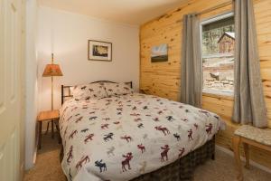 Ένα ή περισσότερα κρεβάτια σε δωμάτιο στο Nellie May Cabin on Vallecito Lake