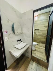 ein Bad mit einem Waschbecken und einem WC in der Unterkunft HOTEL LA GRAN MANZANA in Zacatlán