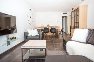 sala de estar con sofá y mesa en AL36 - Apartamento de lujo a 100 metros de playa, en Lloret de Mar