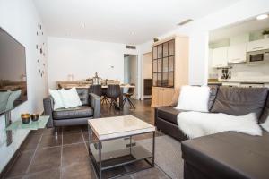 sala de estar con 2 sofás y cocina en AL36 - Apartamento de lujo a 100 metros de playa, en Lloret de Mar