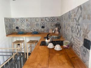 - une cuisine avec un comptoir en bois et un évier dans l'établissement Dimora PietrAnima, à Bari