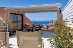 eine Terrasse mit einem Tisch und Meerblick in der Unterkunft The Square Makarska, LUX app in the heart of the city in Makarska