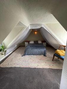 ein Schlafzimmer mit einem Bett in einem Zelt in der Unterkunft Northern Liberties Retreat in Philadelphia