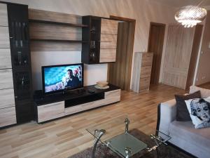 salon z telewizorem z płaskim ekranem w centrum rozrywki w obiekcie Apartament Marzenie 11 - Opole w mieście Opole