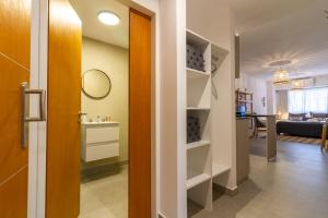 un couloir avec une chambre dotée d'étagères à vin dans l'établissement Acevedo 716 - Apart Hotel - New opening, à Buenos Aires