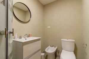 ブエノスアイレスにあるAcevedo 716 - Apart Hotel - New openingのバスルーム(トイレ、洗面台、鏡付)