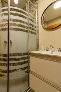 y baño con ducha y lavamanos. en Acevedo 716 - Apart Hotel - New opening en Buenos Aires