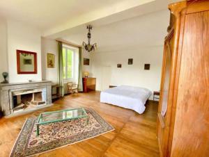 um quarto com uma cama e uma lareira em Maison Etxeparea em Ustaritz
